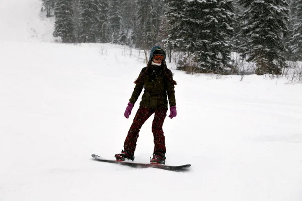 Rosja Sheregesh 2018 Snowboardzista Jasnej Odzieży Sportowej Strój Zjazdu Snowy — Zdjęcie stockowe