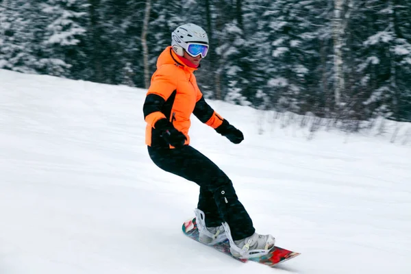 ロシア Sheregesh 2018 明るいスポーツウェアと雪の日当たりの良い高山の下り坂の服のプロ スノーボーダー ぼかし ソフト フォーカス モーション内のオブジェクト 危険スポーツ — ストック写真