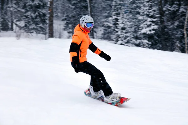 Rússia Sheregesh 2018 Snowboarder Profissional Roupas Esportivas Brilhantes Roupas Descendo — Fotografia de Stock