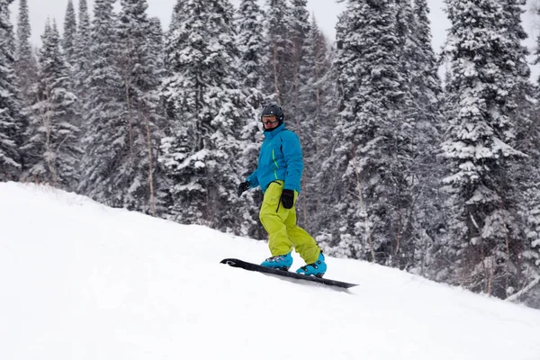 Rosja Sheregesh 2018 Snowboardzista Jasnej Odzieży Sportowej Strój Zjazdu Snowy — Zdjęcie stockowe