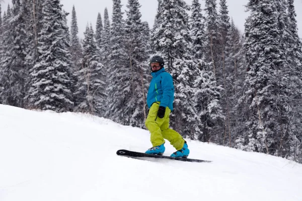 Rússia Sheregesh 2018 Snowboarder Profissional Roupas Esportivas Brilhantes Roupas Descendo — Fotografia de Stock