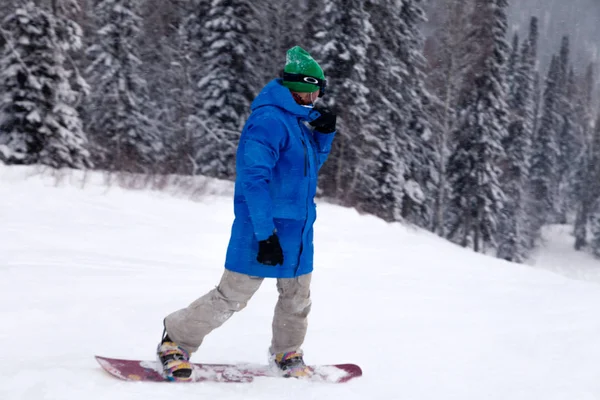 Oroszország Sheregesh 2018 Szakmai Ember Snowboardos Világos Sportruházat Felszerelés Síelés — Stock Fotó