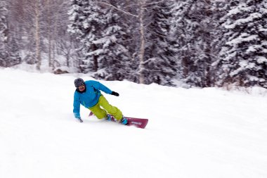 Rusya, Sheregesh 2018.11.18 profesyonel snowboard parlak spor giyim ve yokuş aşağı karlı güneşli yüksek dağlarda at binme kıyafeti. Bulanıklık, yumuşak odak, nesne hareket. Kavram freeride, tehlike spor