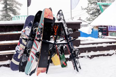 Rusya, Sheregesh 2018.11.18 birçok snowboards apres Kayak kafe yakınındaki bir stand üzerinde durmak. Geri kalan kavramı sürme sonra