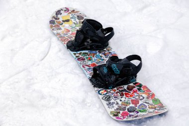 Rusya, beyaz kar renkli çıkartmaları ile kesilmiş Sheregesh 2018.11.18 Closeup snowboard. Rekreasyon kavramı sürme, apres Kayak sonra