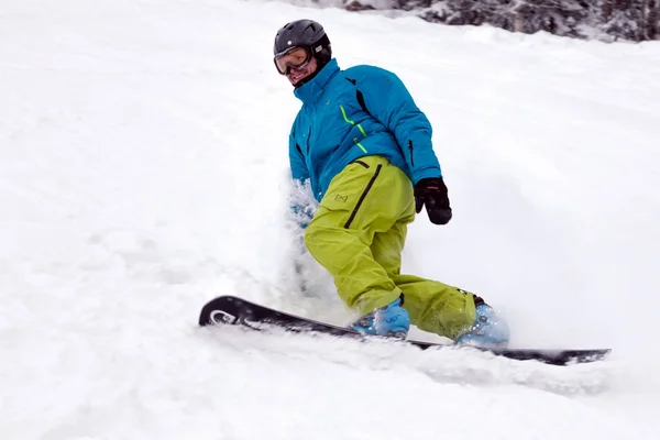 Rusya Sheregesh 2018 Profesyonel Snowboard Parlak Spor Giyim Yokuş Aşağı — Stok fotoğraf