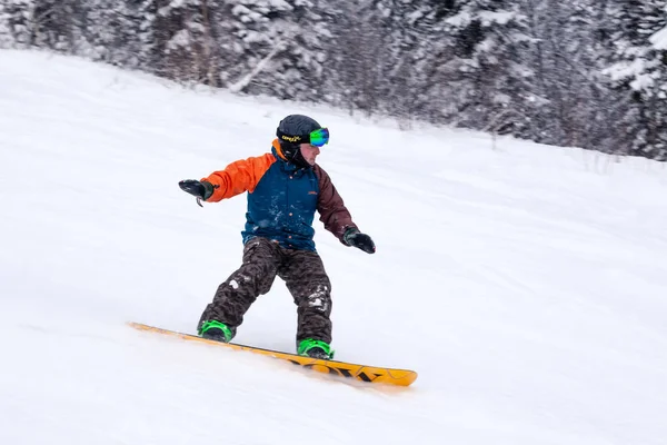 Rússia Sheregesh 2018 Snowboarder Profissional Roupas Esportivas Brilhantes Roupas Descendo — Fotografia de Stock