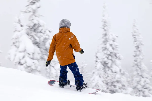 Rússia, Sheregesh 2018.11.18 snowboarder profissional em brilhante — Fotografia de Stock