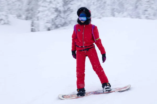 Ρωσία, Sheregesh 2018.11.18 επαγγελματίας snowboarder σε φωτεινό — Φωτογραφία Αρχείου