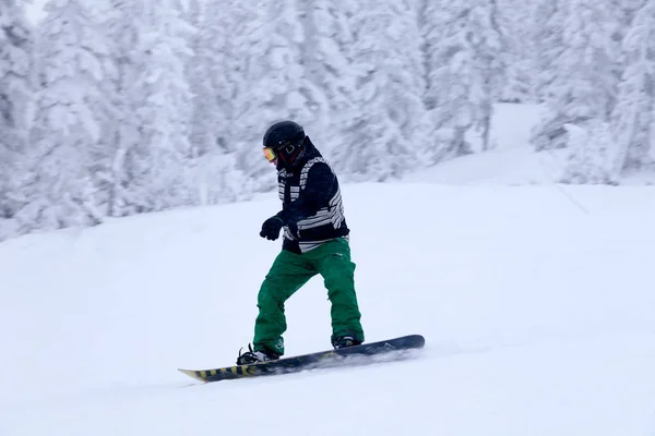 Rosja, Sheregesh 2018.11.18 snowboardzista w jasny — Zdjęcie stockowe