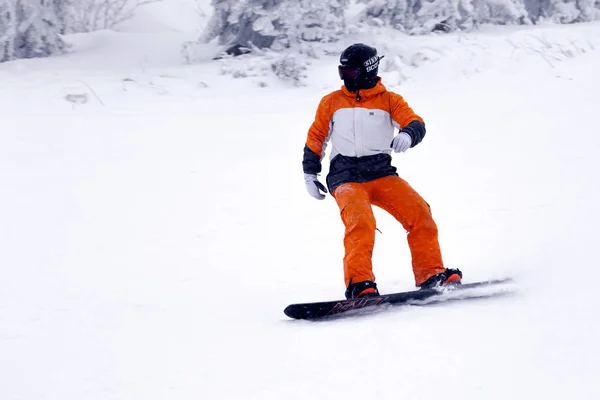 Rusko, Sheregesh 2018.11.18 profesionální snowboardista ve světlé — Stock fotografie