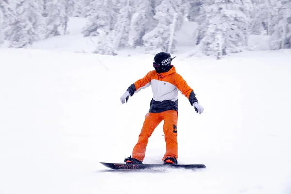 Rusya, Sheregesh 2018.11.18 profesyonel snowboard içinde parlak — Stok fotoğraf