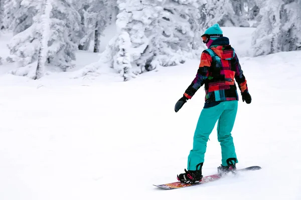 Ρωσία, Sheregesh 2018.11.18 επαγγελματίας snowboarder σε φωτεινό — Φωτογραφία Αρχείου