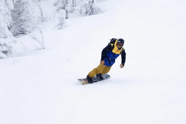 Ρωσία, Sheregesh 2018.11.18 επαγγελματίας snowboarder σε φωτεινό — Φωτογραφία Αρχείου