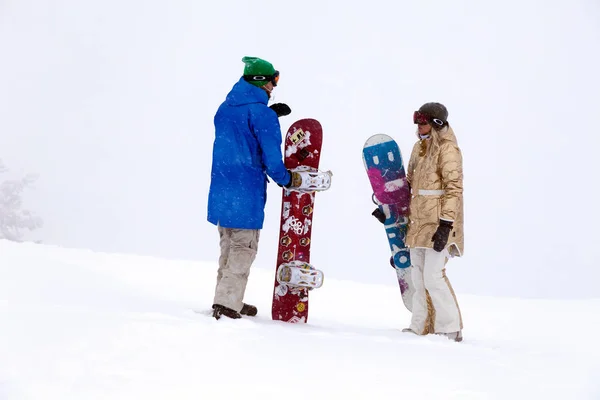 Rosja, Sheregesh 2018.11.18 para w snowboardziści w jasne sp — Zdjęcie stockowe