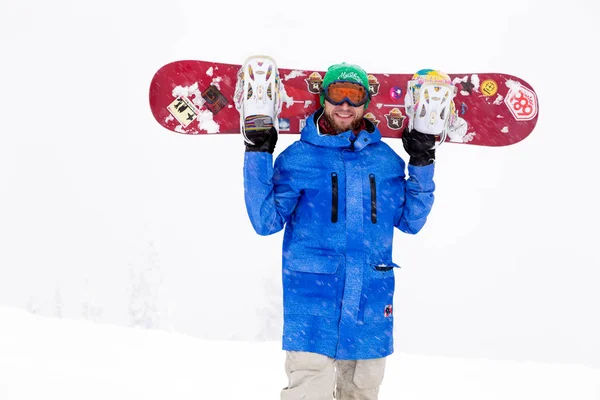 Rusko, Sheregesh 2018.11.18 profesionální muž snowboardista v bri — Stock fotografie
