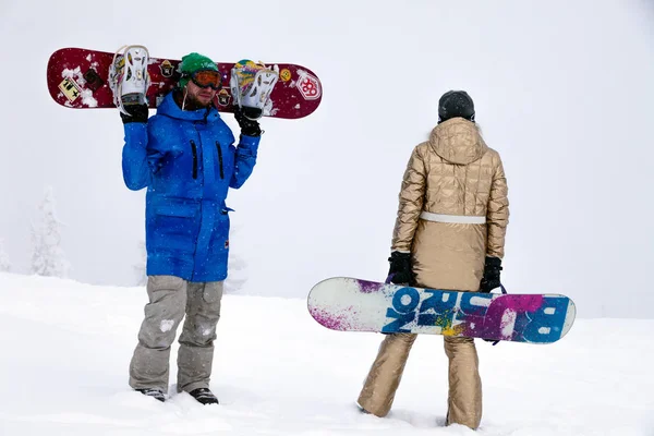 Ρωσία, Sheregesh 2018.11.18 ζευγάρι των snowboarders στο φωτεινό sp — Φωτογραφία Αρχείου