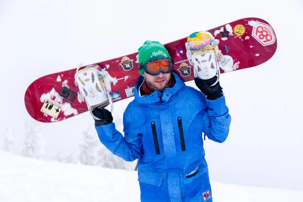 Ρωσία, Sheregesh 2018.11.18 επαγγελματίας άνδρας snowboarder στη bri — Φωτογραφία Αρχείου