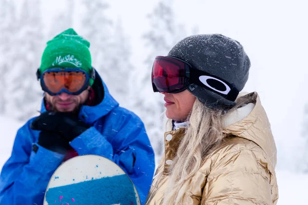 Rusko, Sheregesh 2018.11.18 pár snowboardistů ve světlé sp — Stock fotografie