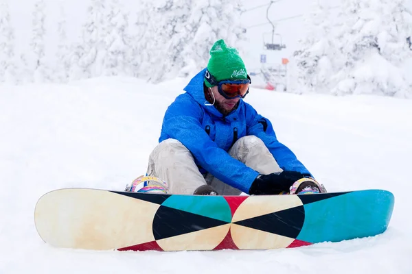 Rusko, Sheregesh 2018.11.18 profesionální muž snowboardista v bri — Stock fotografie