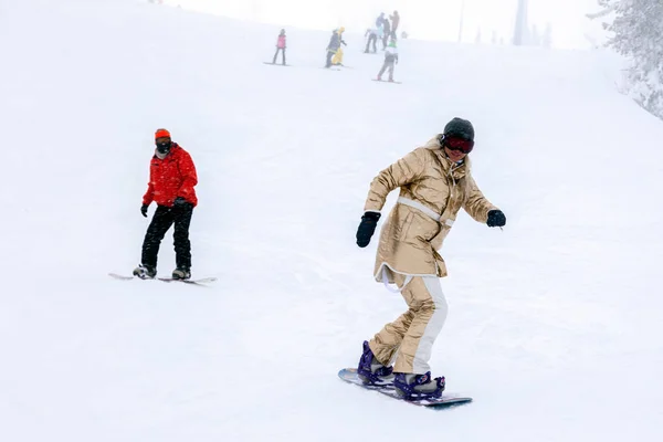 Ρωσία, Sheregesh 2018.11.18 Snowboarders στο φωτεινό αθλητικών ένα — Φωτογραφία Αρχείου