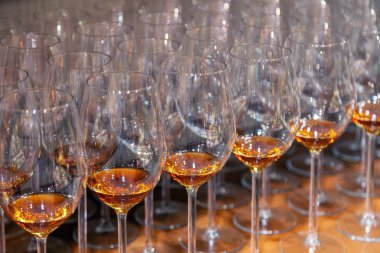 Konyak ile şarap bardakları satırda ahşap ayakları üzerinde Closeup temizleyelim. Yan görünümü. Degüstasyon ruhları kavramı: viski, konyak, porto, acı, sherry barmenler sommelier Yarışması ve Sergisi