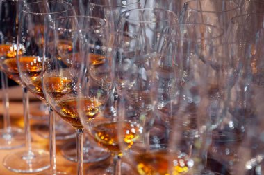 Konyak ile şarap bardakları satırda ahşap ayakları üzerinde Closeup temizleyelim. Yan görünümü. Degüstasyon ruhları kavramı: viski, konyak, porto, acı, sherry barmenler sommelier Yarışması ve Sergisi