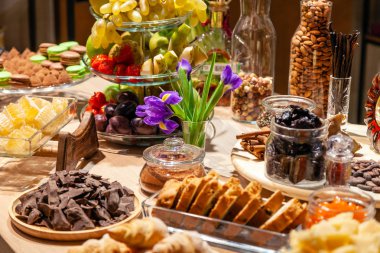 Tatlı aperatifler, taze ve kurutulmuş meyveler, adet parmesan peyniri, peteğin, koyu çikolata, tarçın, fındık, bisküvi. Kavram degüstasyon sigorta primi mutfağı restoran açılışında