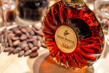 Rusya Kemerovo 16-11-2018 tablo tadım fındık, atıştırmalıklar, closeup lüks konyak kristal şişe Remy Martin Xo ve giyim mağazası açarak cam açık büfe. Kapalı kavramı suare