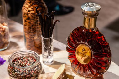 Rusya Kemerovo 16-11-2018 büfe masa fındık ve aperatifler ile kristal şişe Remy Martin Xo ve cam giyim mağazası açılış ta lüks konyak ile. Konsept vip tatma brendi