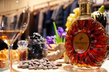 Rusya Kemerovo 16-11-2018 degüstasyon büfe masa sigorta primi VIP konyak kristal şişe Remy Martin Xo ile ve giyim mağazası açarak cam. Genel Kamu tatmak için kapalı kavramı