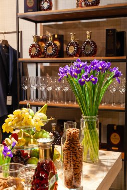 Erkek Giyim Mağazası açarak Rusya Kemerovo 16-11-2018 degüstasyon lüks konyak Remy Martin Xo, konyak ile gözlük standları çizgi, atıştırmalıklar, çiçek sopa, bisküvi. Kavram VIP parti