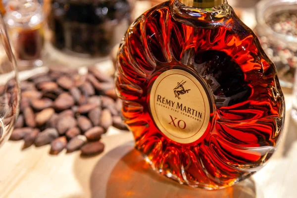 Rusya Kemerovo 16-11-2018 tablo tadım fındık, atıştırmalıklar, closeup lüks konyak kristal şişe Remy Martin Xo ve giyim mağazası açarak cam açık büfe. Kapalı kavramı suare