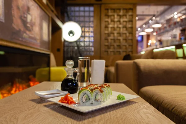 Zbliżenie Shogun Sushi Roll Awokado Truskawka Sosem Teriyaki Sezam Wasabi — Zdjęcie stockowe