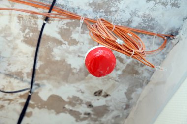 Closeup kurulum ve onarım elektrik kablo, duman dedektörü, yangın alarm sistemi bir streç yüklemeden önce veya asma tavan. Test yangın söndürme sistemleri, koruma kavramı