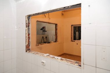 Onarım ve değiştirme windows ofis binası, tuğla ve fayans tahrip pencere bölümler '. Kavram yapım ekibinin, bitirme işleri, tadilat, kabine yeniden yapılanma, duvar sökülmesi