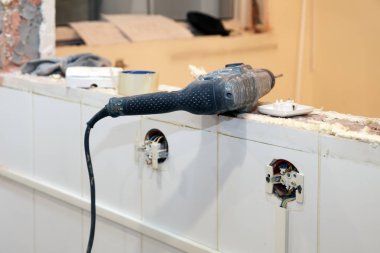 Portre profesyonel inşaat tozlu matkap, onarım, inşaat, yeniden yapılanma, tuğla, merdiven arka plan üzerinde zımba. Kavram yükleme ve ofis binası kapı ve pencerelerin sökülmesi
