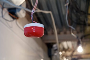 Closeup kurulum ve onarım elektrik kablo, duman dedektörü, yangın alarm sistemi bir streç yüklemeden önce veya asma tavan. Test yangın söndürme sistemleri, koruma kavramı