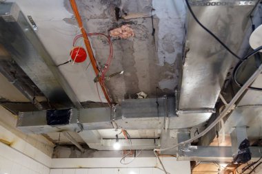 Kurulum ve onarım çerçeve, havalandırma sistemi, yangın alarmı, elektrik kablosu, lamba ampul streç veya asma tavan montaj önce. Bir ofis binasının imar kavramı