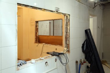 Onarım ve değiştirme windows ofis binası, tuğla ve fayans tahrip pencere bölümler '. Kavram yapım ekibinin, bitirme işleri, tadilat, kabine yeniden yapılanma, duvar sökülmesi