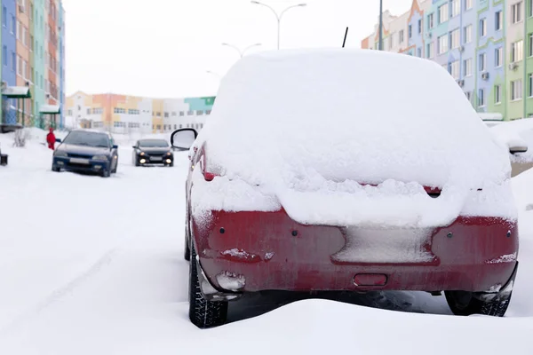 Primer plano de pequeño coche sucio rojo cubierto de soportes de nieve contra — Foto de Stock