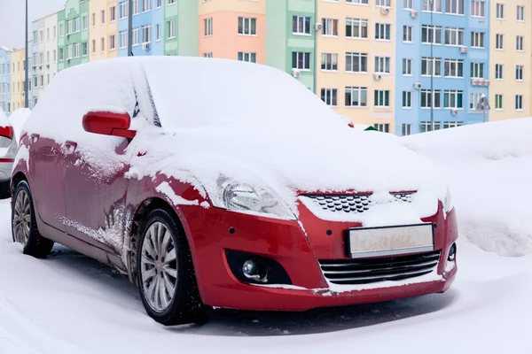 Primer plano de pequeño coche sucio rojo cubierto con soportes de nieve en el respaldo — Foto de Stock