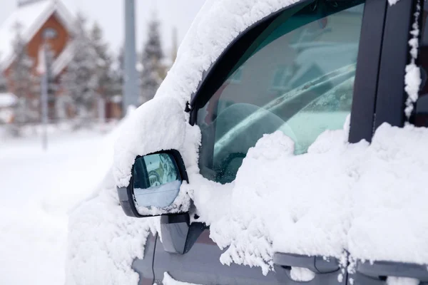 Ventana cubierta de nieve y espejo retrovisor de minibús gris — Foto de Stock