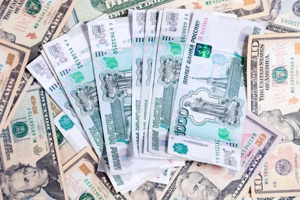 Bir sürü Amerikan doları, euro ve rublesi, nakit. Sıçrama, düşüş, faiz, döviz kuru, borç, kar, zarar, yaptırımlar, malların takdir edilmesi, enflasyon