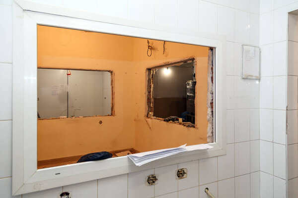 Ремонт и замена окон в офисном здании, разрушение оконных перегородок из кирпича и плитки. Концепция строительства команды, отделочные работы, ремонт, реконструкция кабинета, демонтаж стен
