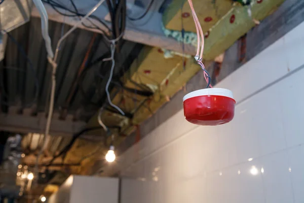 Closeup kurulum ve onarım elektrik kablo, duman dedektörü, yangın alarm sistemi bir streç yüklemeden önce veya asma tavan. Test yangın söndürme sistemleri, koruma kavramı