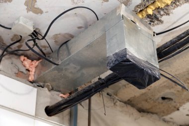 Kurulum ve onarım çerçeve, havalandırma sistemi, yangın alarmı, elektrik kablosu, lamba ampul streç veya asma tavan montaj önce. Bir ofis binasının imar kavramı