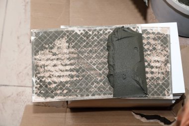 Seramik yapıştırıcı tutkal closeup yığın içinde banyo döşeme. Kavram tadilat onarım, bakım, sözleşme kiremitçi, inşaat tamirci takım