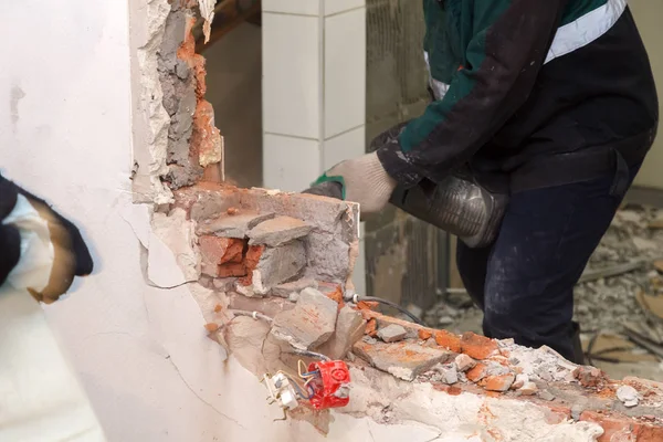 Hombre Trabajador Profesional Uniforme Polvoriento Rompe Ladrillo Paredes Hormigón Baldosas — Foto de Stock