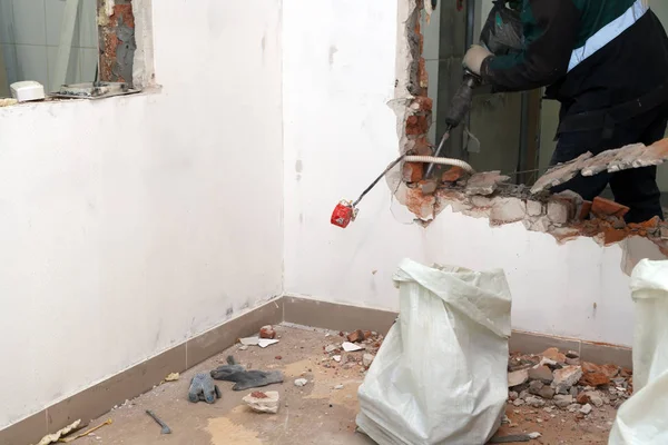 Hombre Trabajador Profesional Uniforme Polvoriento Rompe Ladrillo Paredes Hormigón Baldosas — Foto de Stock